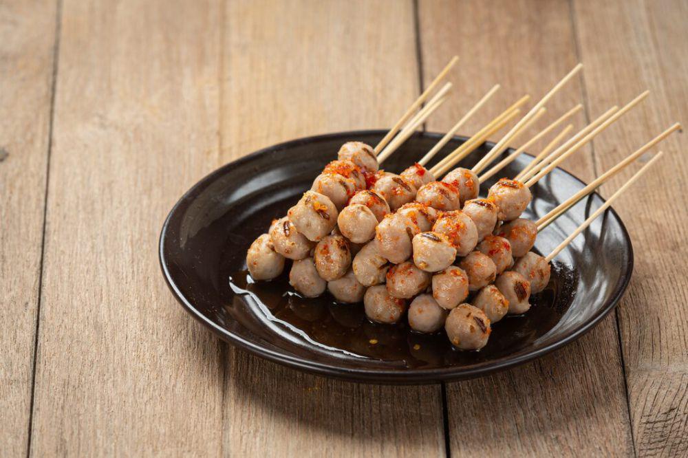 Ilustrasi sate bakso. (freepik.com/jcomp)