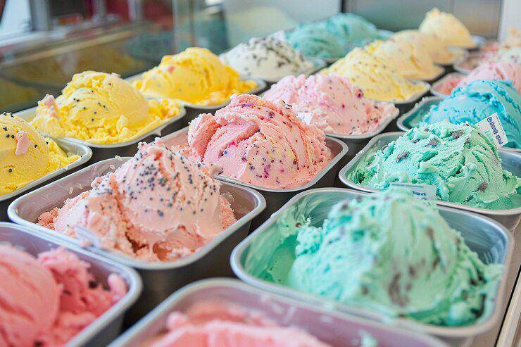 Ilustrasi berbagai varian rasa es cream (freepik.com/fijulanam468)