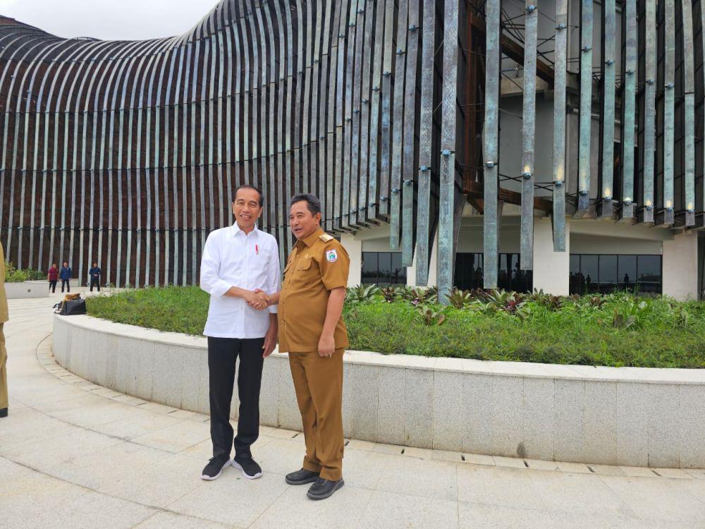 Pj Gubernur Sulawesi Barat (Sulbar), Bahtiar Baharuddin (kanan) berbincang dengan Presiden Jokowi (kiri) di Istana Ibu Kota Negara (IKN) Nusantara, Kalimantan Timur, Selasa (13/8/2024)/Istimewa