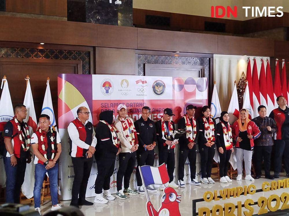 Veddriq dan Rizki bersama para atlet Indonesia di Olimpiade 2024. (IDN Times/Sandy Firdaus)