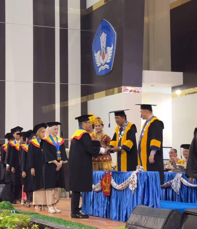Pasha Ungu dan Adelia wisuda (Instagram.com/pashaungu_vm)