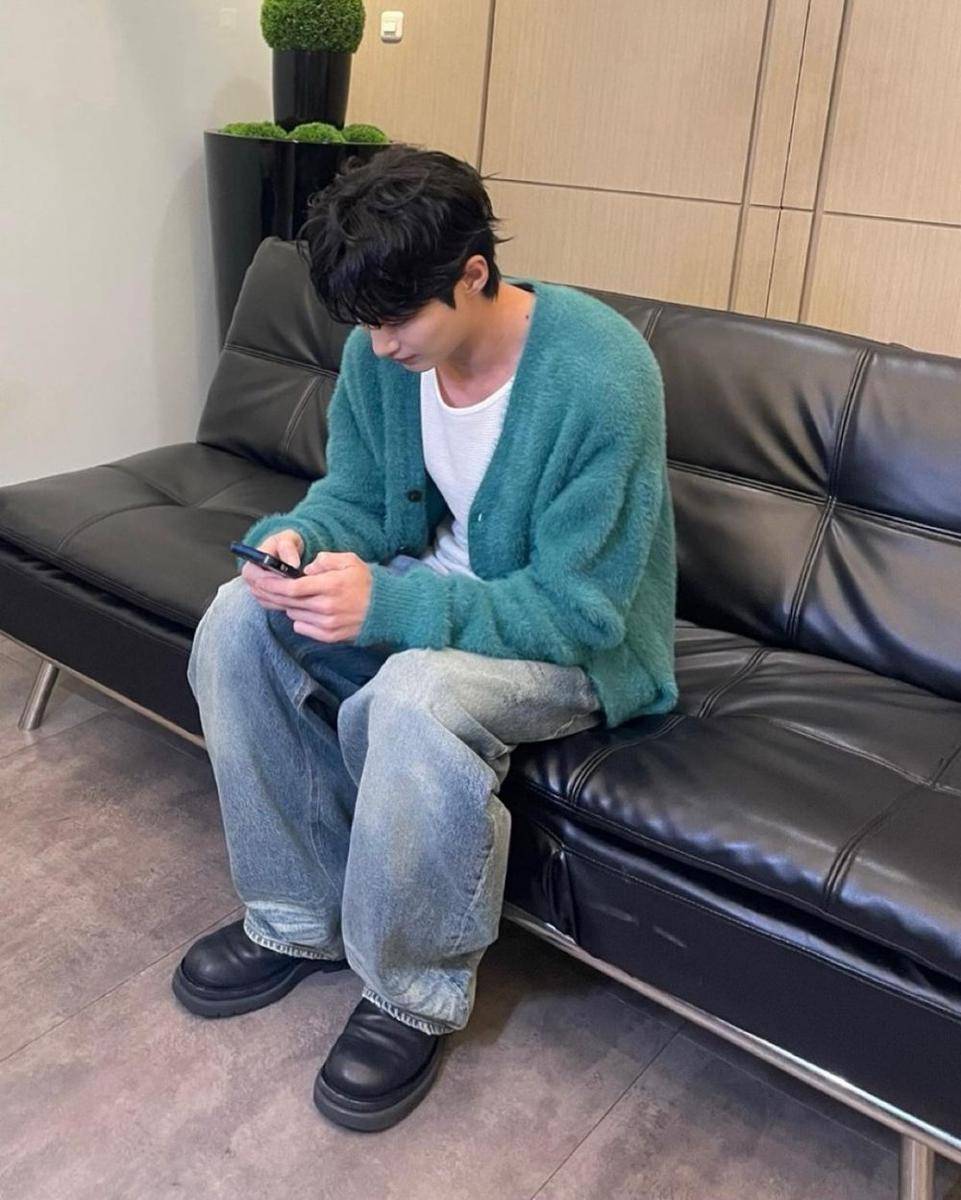 OOTD knitwear ala Byeon Woo Seok (instagram.com/byeonwooseok)
