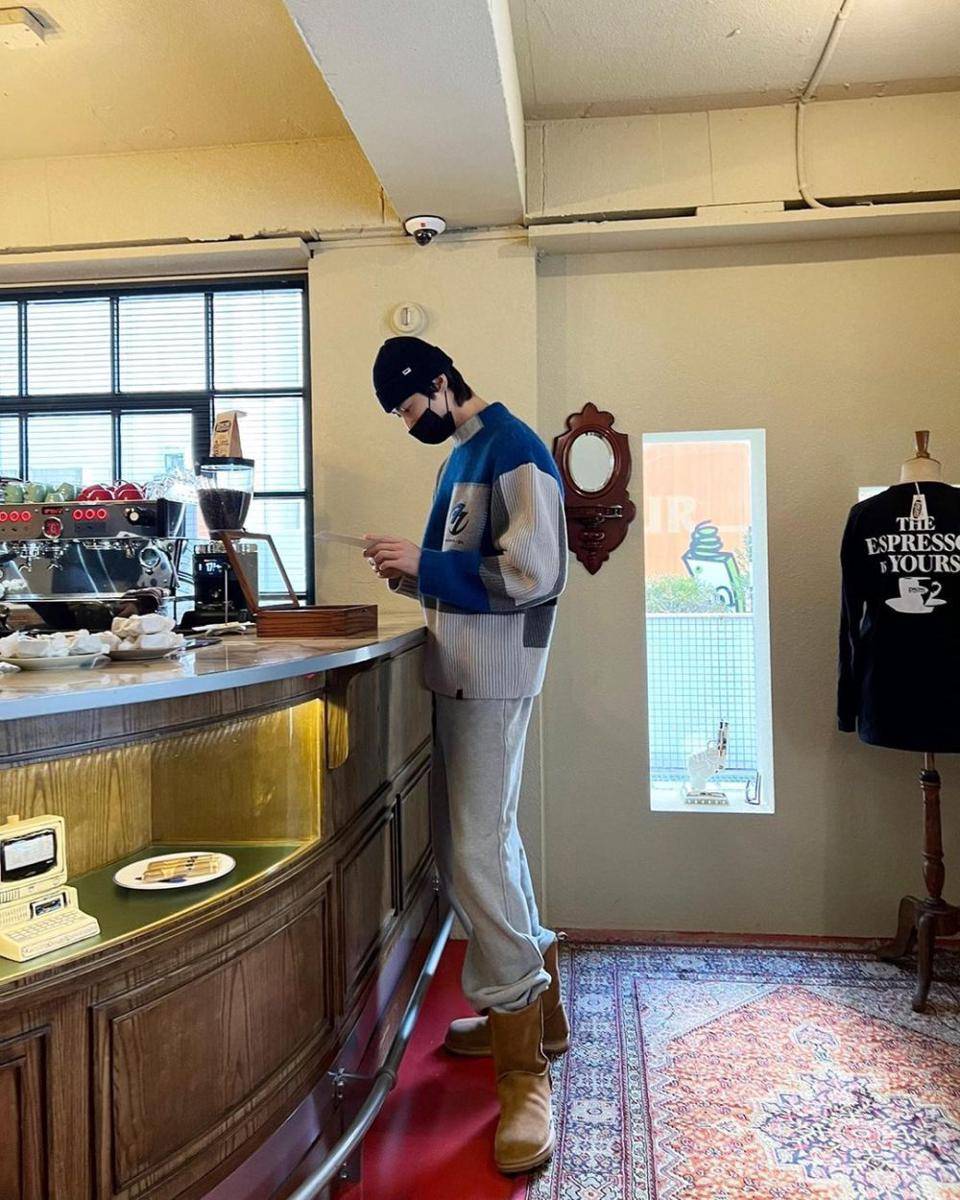 OOTD knitwear ala Byeon Woo Seok (instagram.com/byeonwooseok)