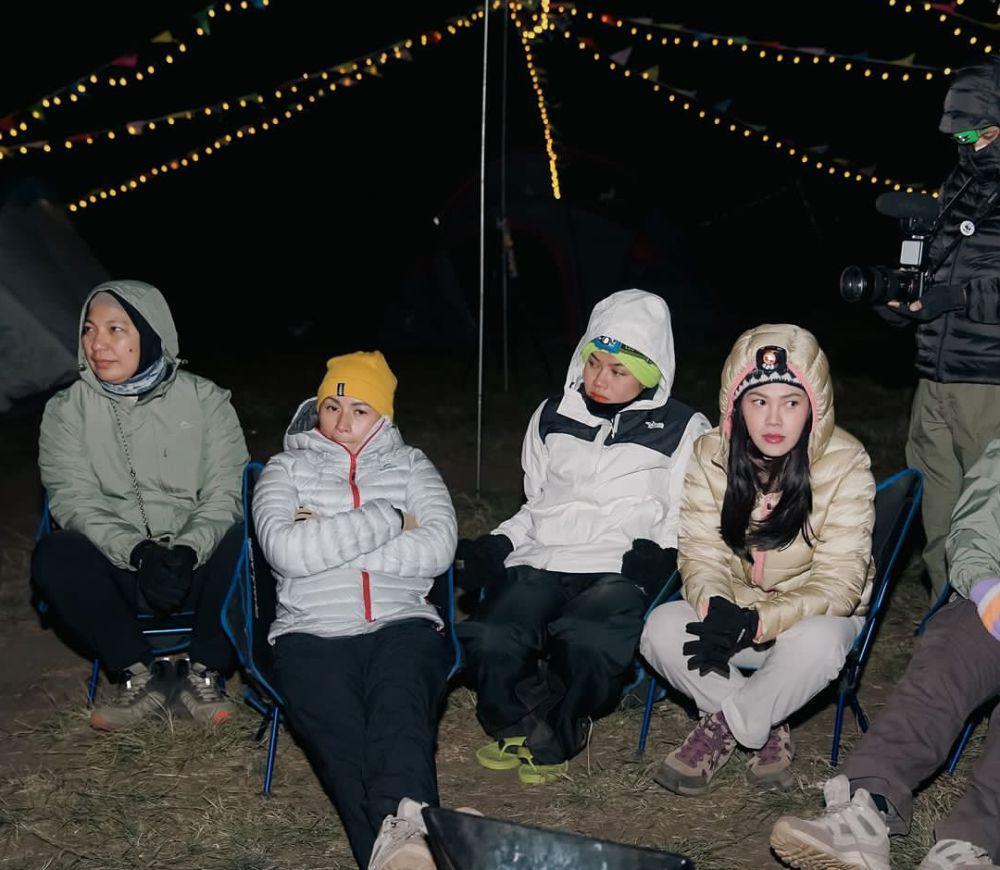 Luna Maya dan Yura Yunita di Gunung Prau (instagram.com/lunamaya)