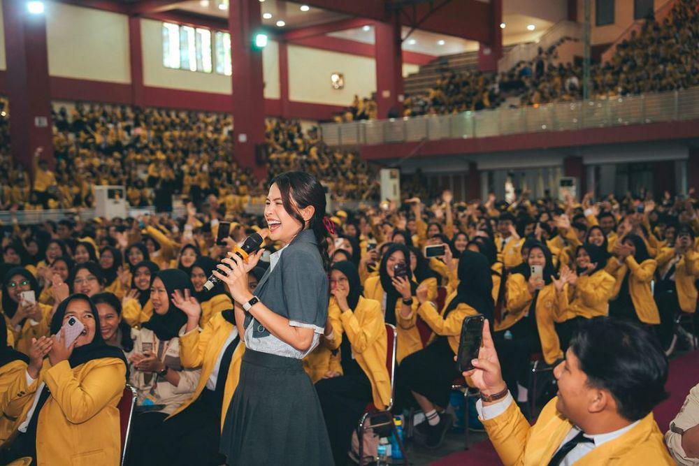 7 Potret Maudy Ayunda Jadi Bintang Tamu Ospek Maba Unsoed