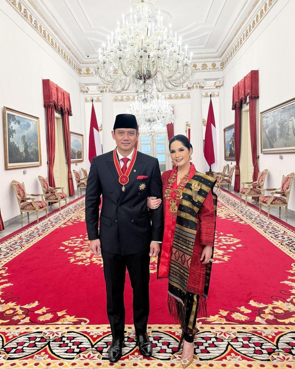 Annisa Pohan dampingi AHY terima penghargaan dari Presiden (instagram.com/annisayudhoyono)