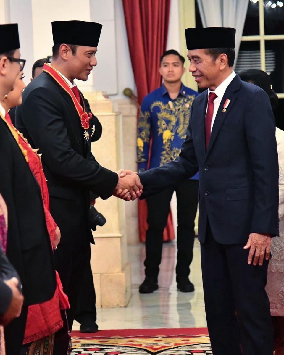 Annisa Pohan dampingi AHY terima penghargaan dari Presiden (instagram.com/annisayudhoyono)