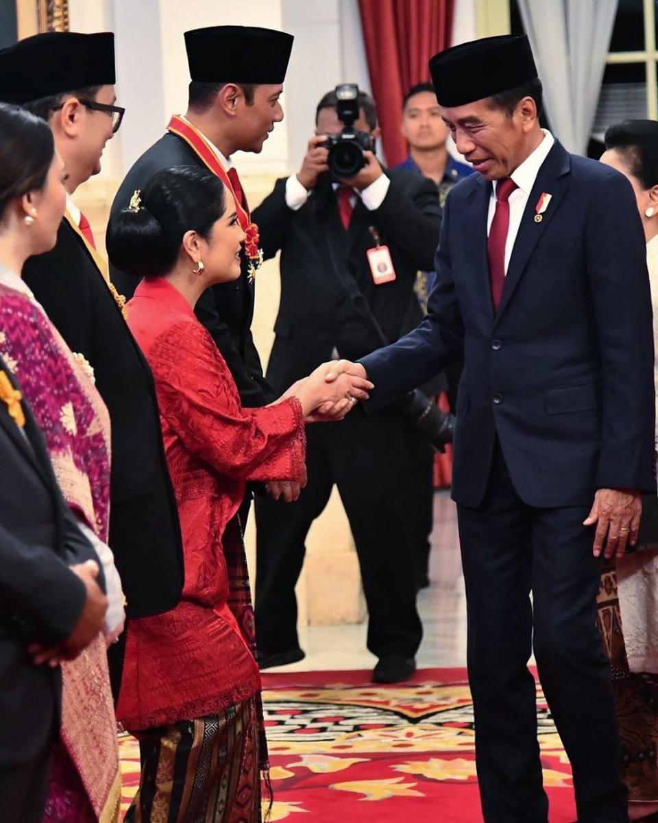 Annisa Pohan dampingi AHY terima penghargaan dari Presiden (instagram.com/annisayudhoyono)