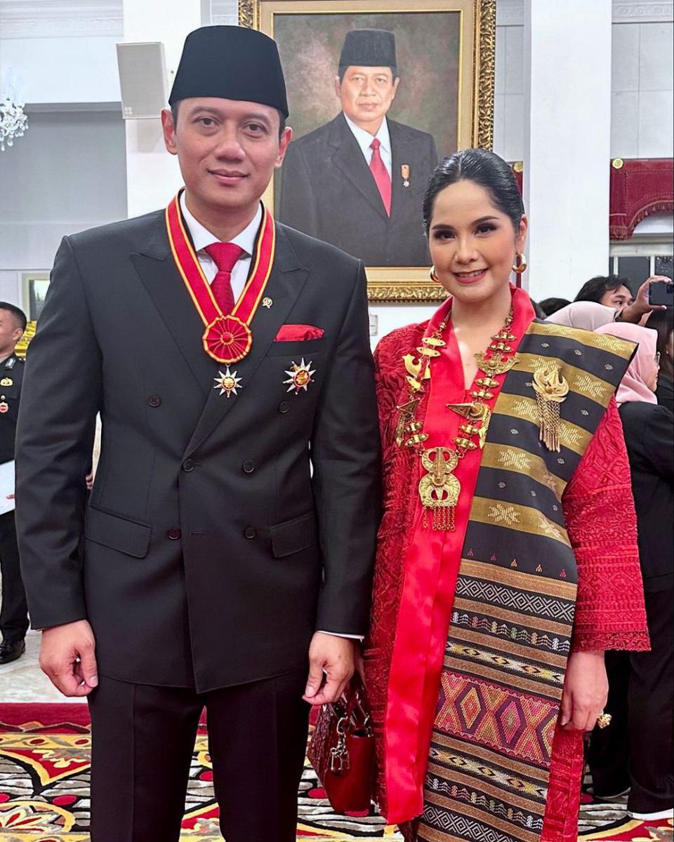 Annisa Pohan dampingi AHY terima penghargaan dari Presiden (instagram.com/annisayudhoyono)