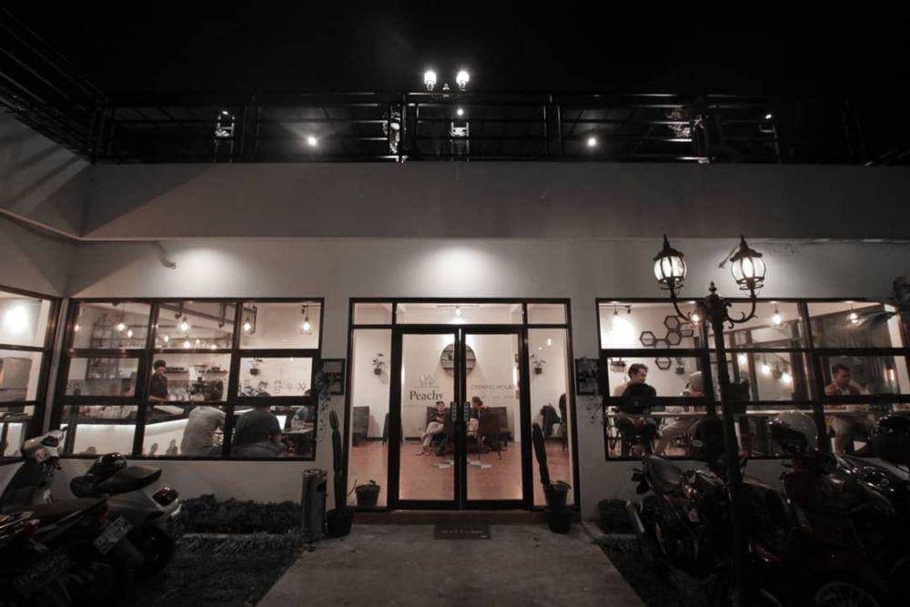 Peachy Coffe & Work Space (instagram.com/peachycoffee.id)
