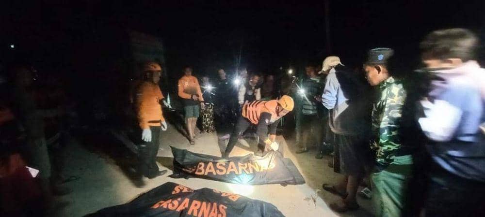 (Tim SAR gabungan saat mengevakuasi korban tenggelam jembatan Lalan yang ambruk ) IDN Times/istimewa
