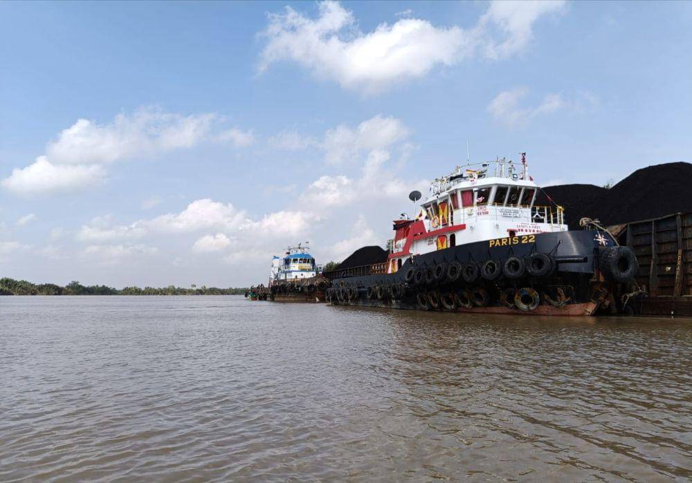 (Ditpolairud Polda Sumsel amankan tugboat dan tongkang di TKP) IDN Times/istimewa