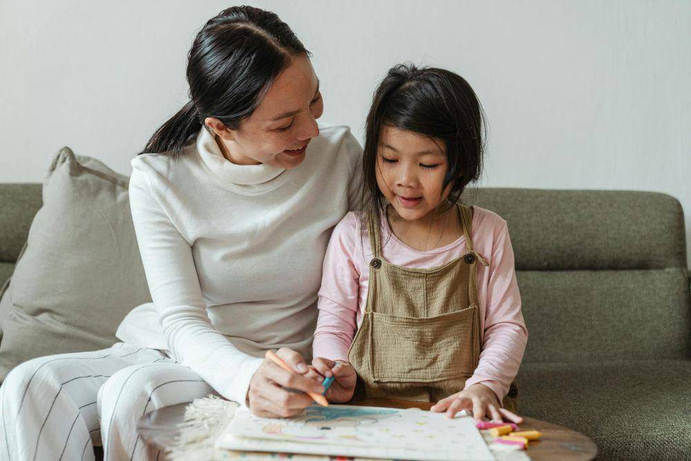 ilustrasi ibu dan anak belajar mengambar(pexels.com/Ketut Subiyanto)