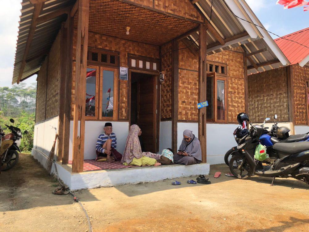 Sejumlah warga penyintas pergerakan tanah saat menempati huntap di Kabupaten Sukabumi (IDN Times/Siti Fatimah)