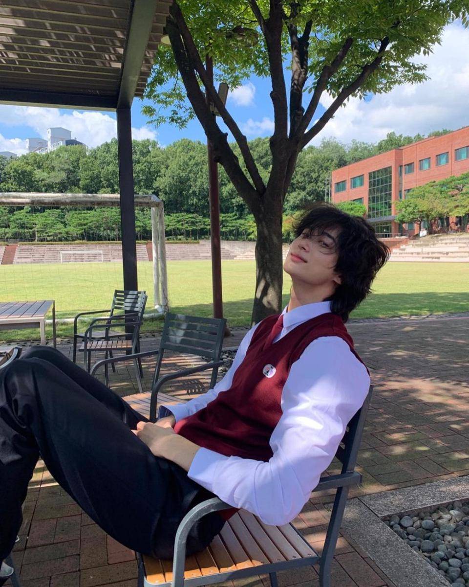 OOTD knitwear ala Byeon Woo Seok (instagram.com/byeonwooseok)