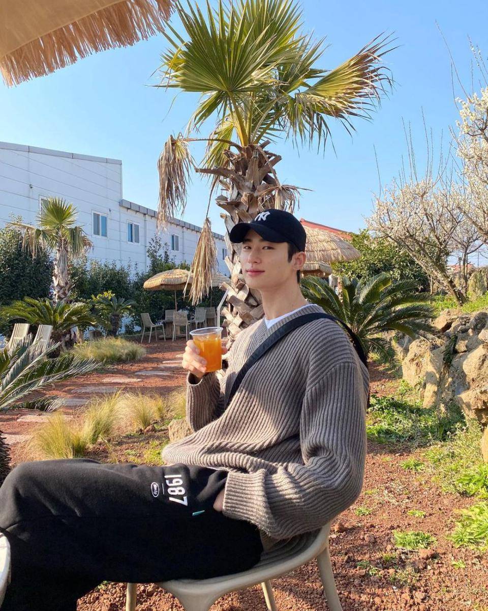 OOTD knitwear ala Byeon Woo Seok (instagram.com/byeonwooseok)