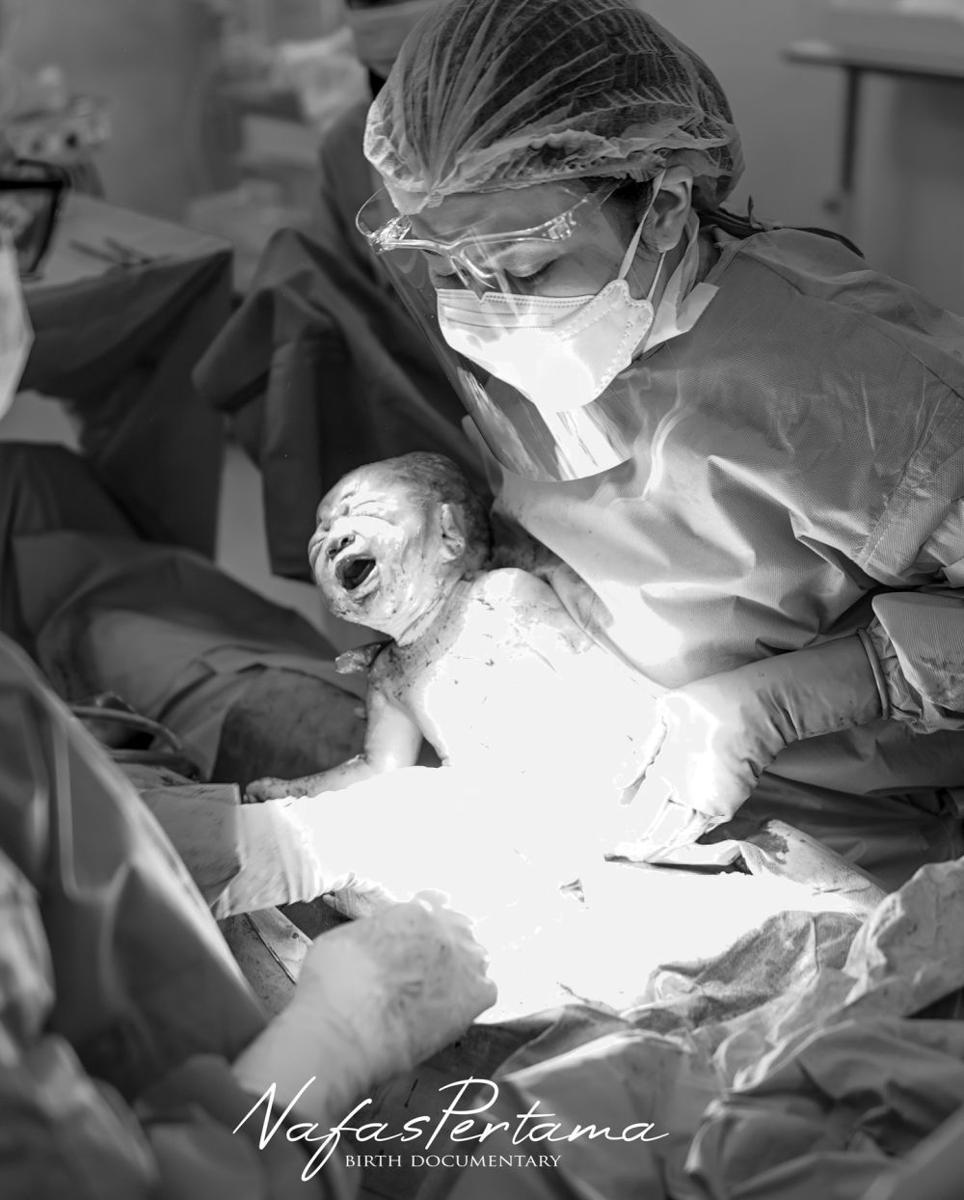 potret istri Zarry Hendrik melahirkan (instagram.com/nafaspertama)