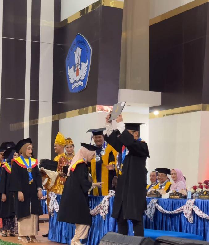 Pasha Ungu dan Adelia wisuda (Instagram.com/pashaungu_vm)