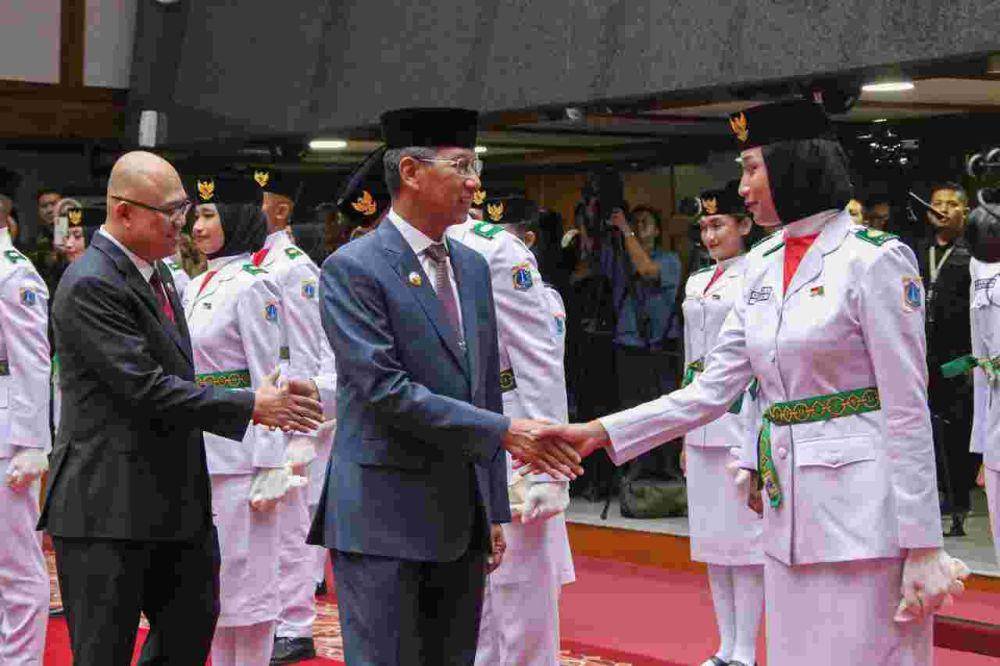 Penjabat (Pj.) Gubernur DKI Jakarta Heru Budi Hartono mengukuhkan 42 Paskibraka Provinsi DKI Jakarta 2024, di Balai Kota, Jakarta Pusat, pada Rabu (14/8)/dok Humas Pemprov DKI