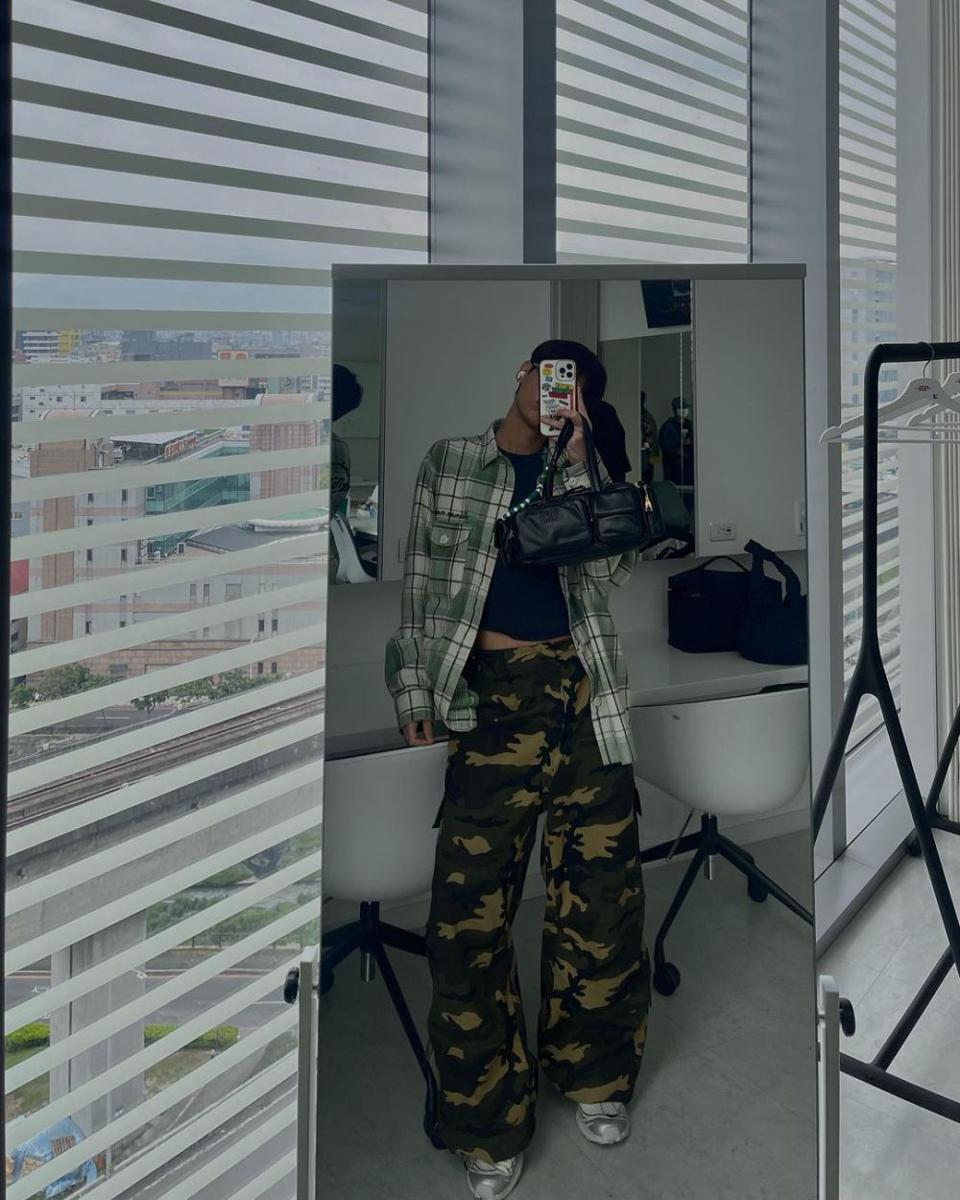 outfit soft boy ala Gun Atthaphan (instagram.com/gun_atthaphan)