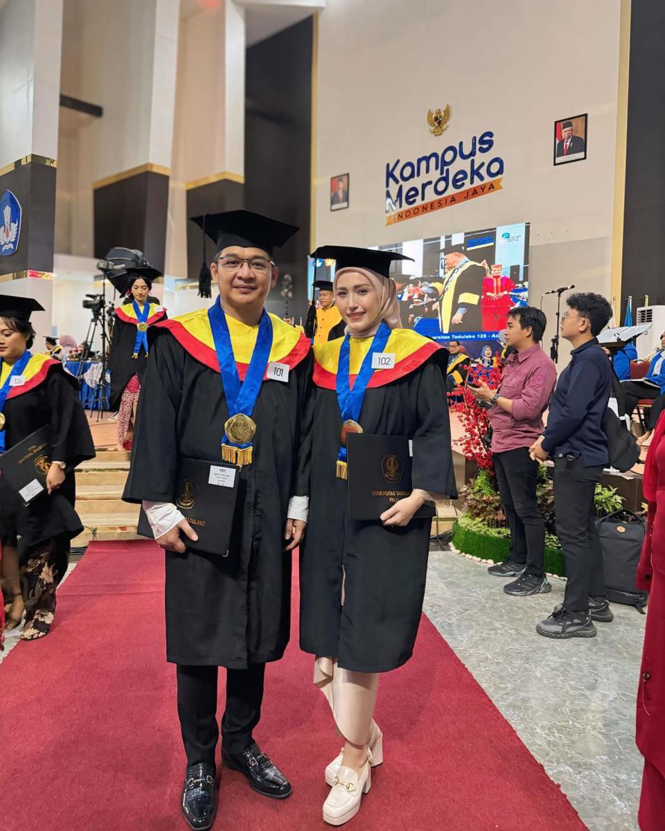 Pasha Ungu dan Adelia wisuda (Instagram.com/pashaungu_vm)