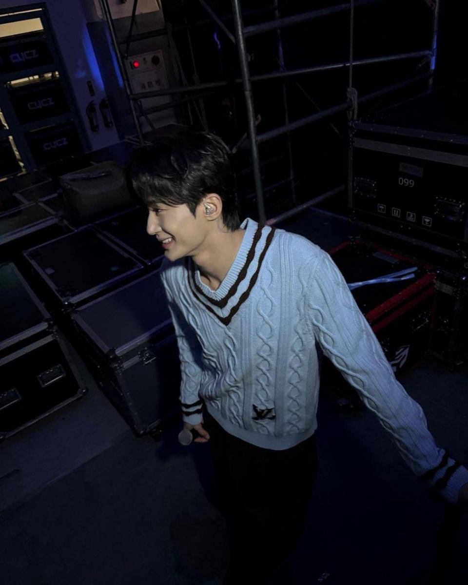 OOTD knitwear ala Byeon Woo Seok (instagram.com/byeonwooseok)