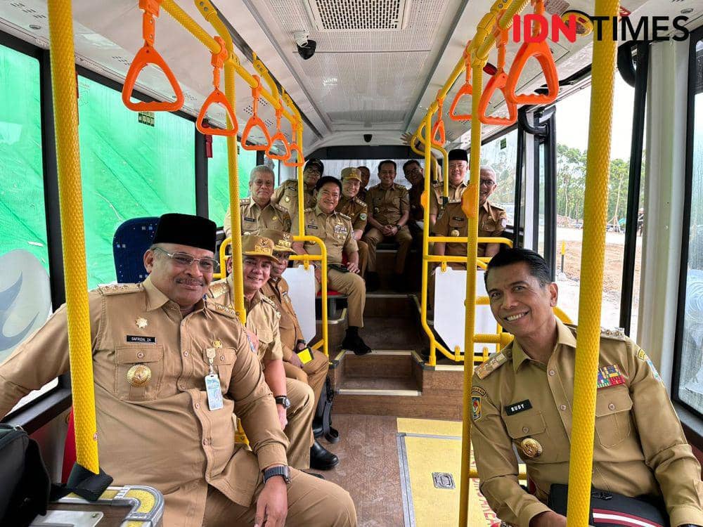 Para kepala daerah menggunakan bus listrik saat di IKN. (IDN Times/istimewa).