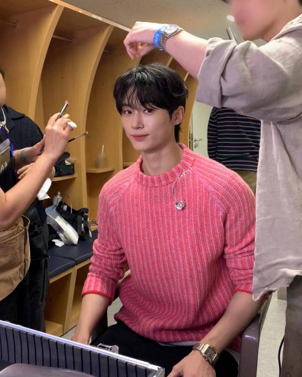 OOTD knitwear ala Byeon Woo Seok (instagram.com/byeonwooseok)