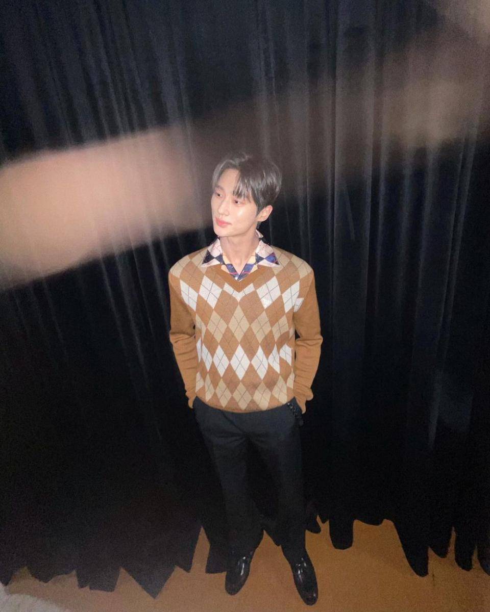 OOTD knitwear ala Byeon Woo Seok (instagram.com/byeonwooseok)