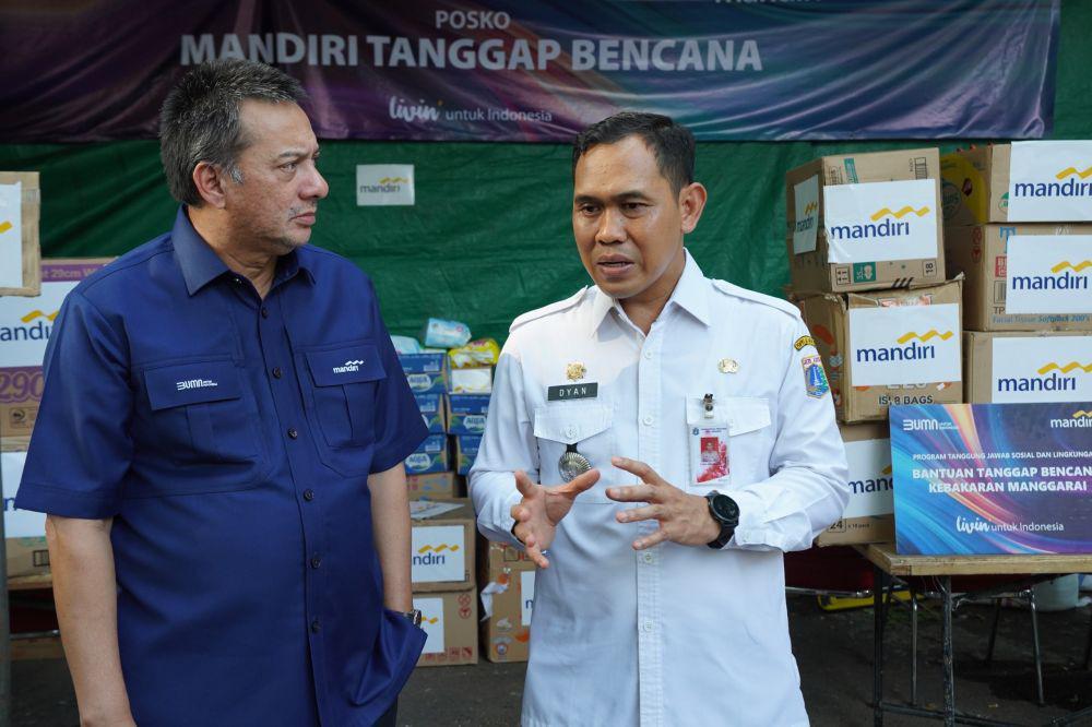 Bank Mandiri melalui program Tanggung Jawab Sosial Lingkungan (TJSL) atau CSR, menunjukkan komitmennya dalam membantu masyarakat yang terdampak bencana kebakaran di Manggarai, Jakarta Selatan. (Dok. Bank Mandiri)