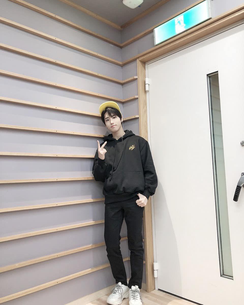 casual teen style ala HAN Stray Kids (instagram.com/realstraykids)
