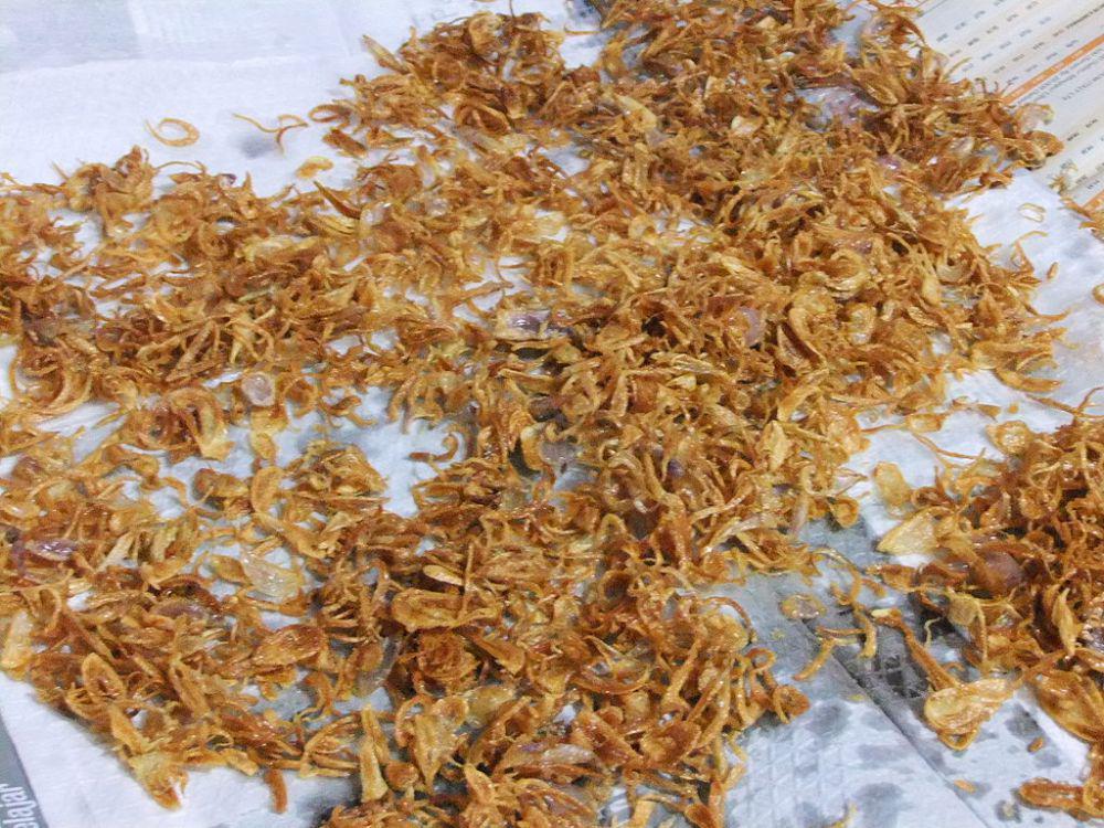 ilustrasi tiriskan bawang goreng (commons.wikimedia.org/Sakurai Midori)