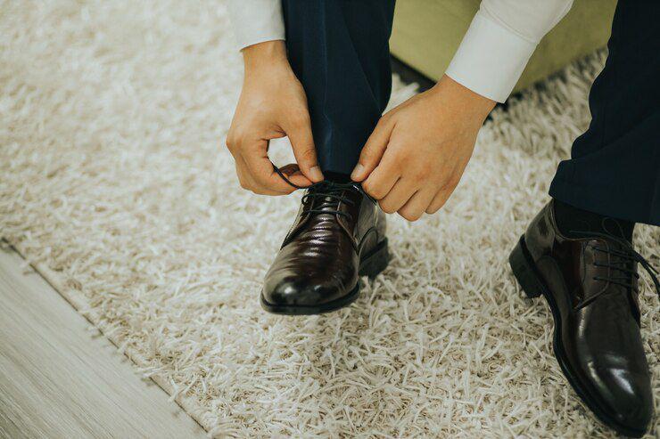 ilustrasi mengikat tali sepatu (freepik.com/wirestock)