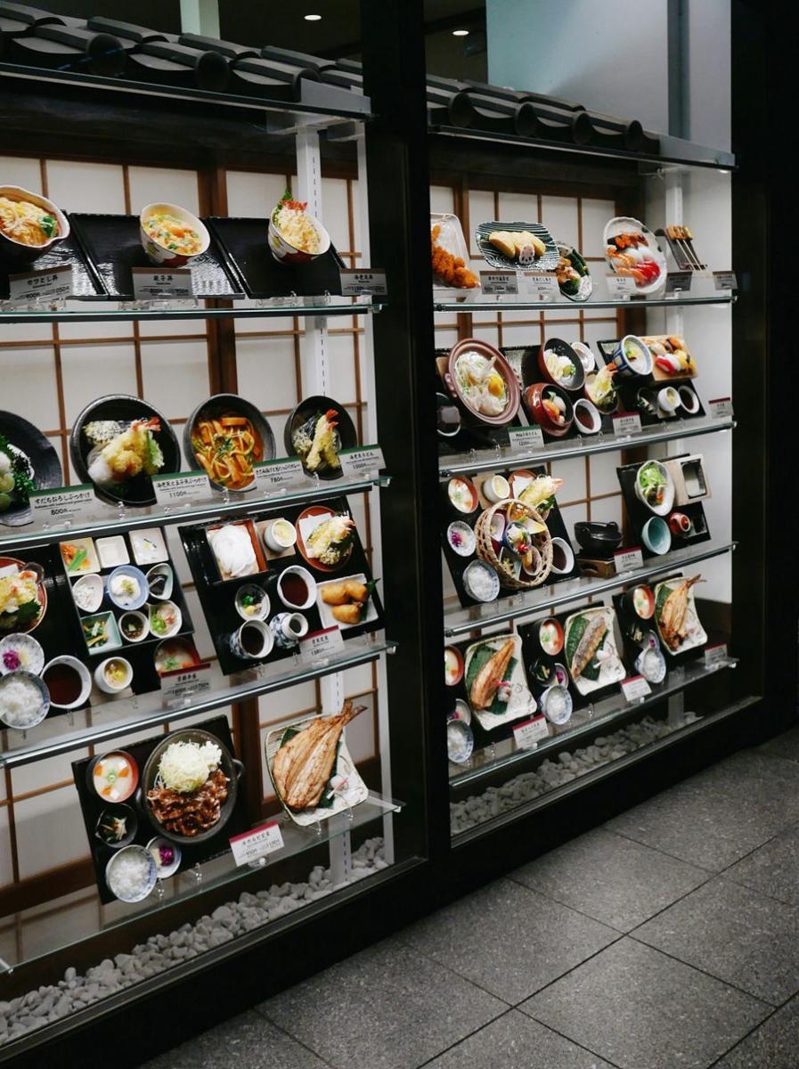 Display menu makanan Jepang di sebuah restoran di Tokyo. (unsplash.com/Falco Negenman)