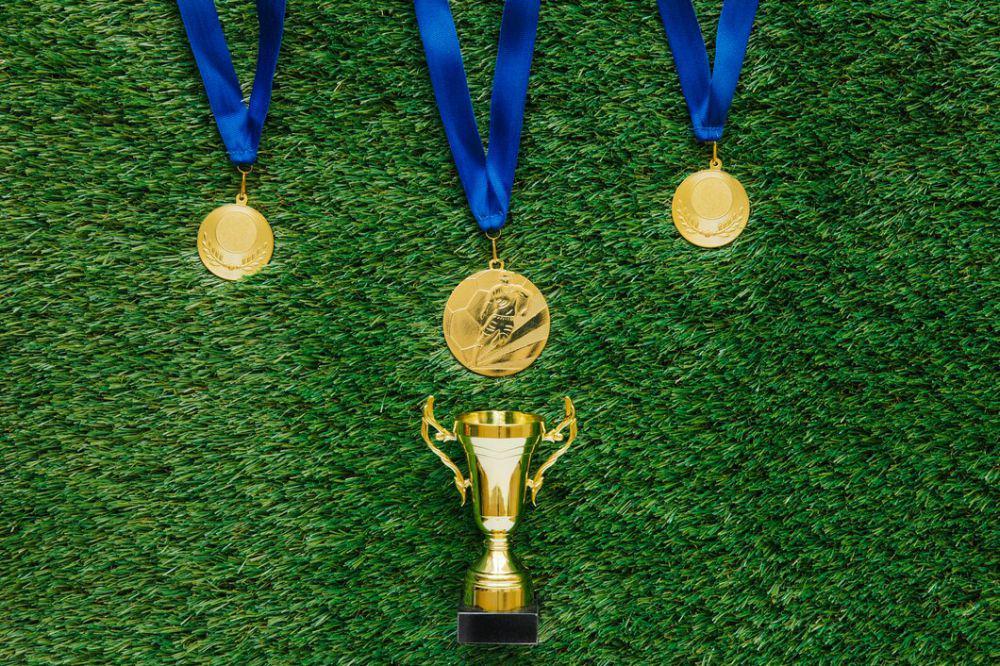 ilustrasi piala dan medali (freepik.com/freepik)