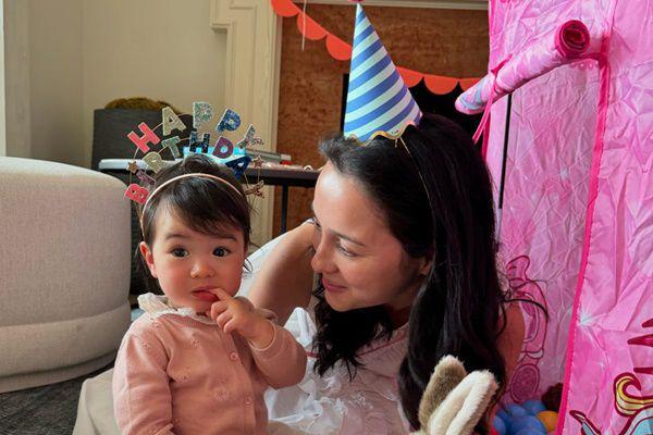 7 Potret Julie Estelle Perdana Ungkap Wajah Anak, Genap Usia 1 Tahun