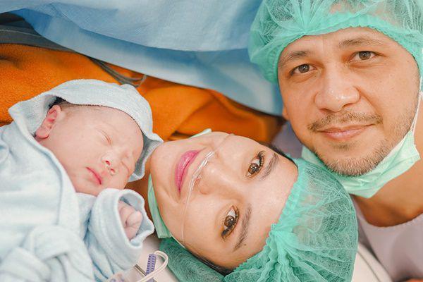 7 Potret Istri Zarry Hendrik Melahirkan Anak Pertama, Bayi Laki-laki