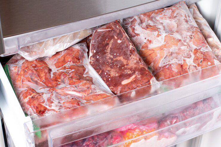 Ilustrasi daging frozen (freepik.com/qwartm)