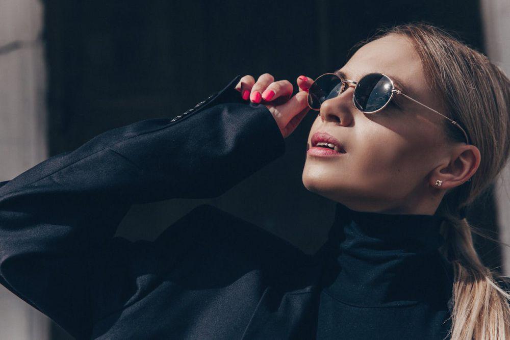 ilustrasi sunglasses (pexels.com/Оля Жеребцова)