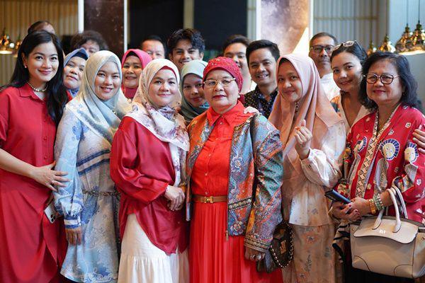 7 Potret Ultah Ke-76 Ibunda Titi Kamal, Dirayakan Bareng Bestie