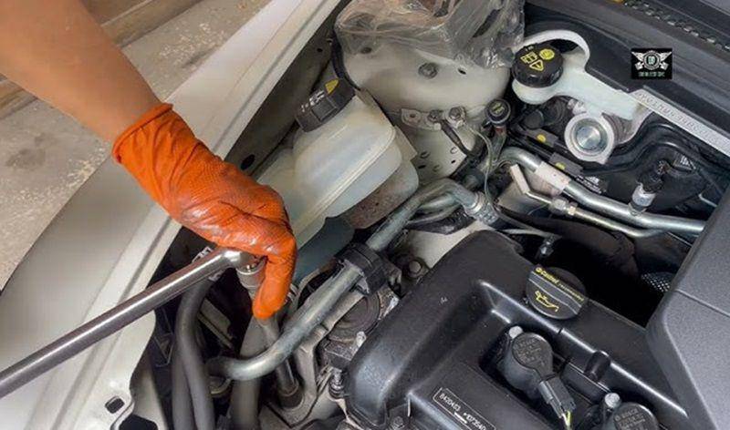 ilustrasi melepas engine mounting (dok. YouTube/DaringBeefcake)