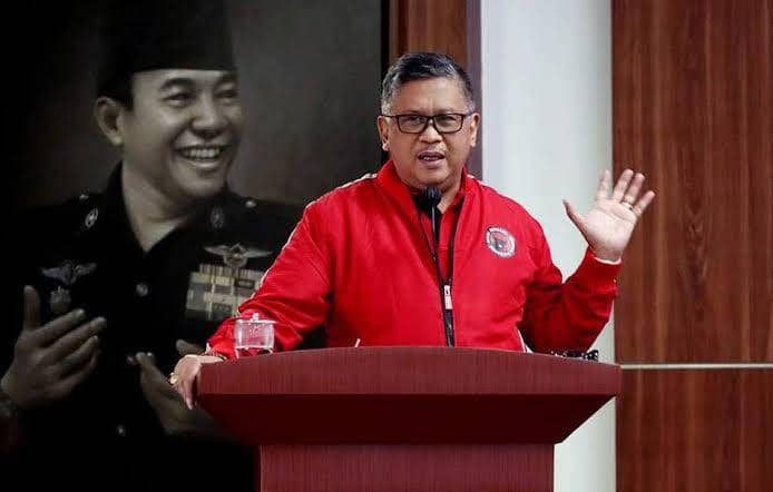 Hasto Kristiyanto sekjen PDIP yang menjelaskan pengumuman rekom melalui hybrid. (IDN Times/Foto : Gesuri)
