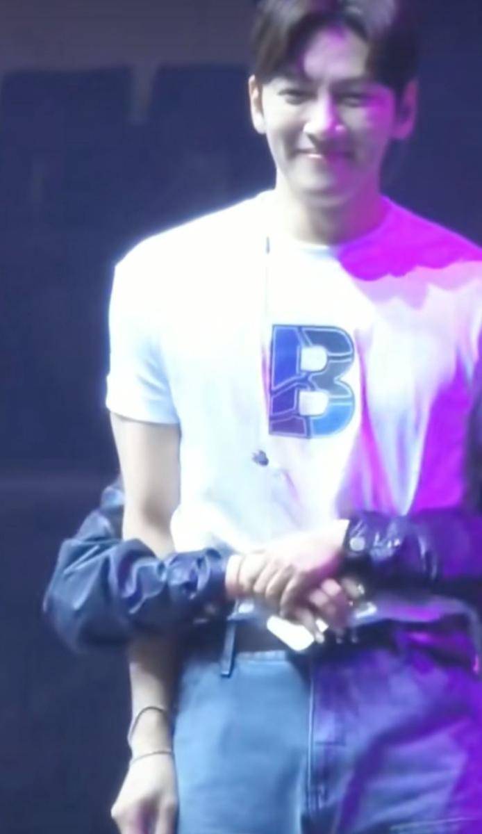 potret Ji Chang Wook dipeluk penggemar saat fan meeting di Manila (instagram.com/kangoppa_)