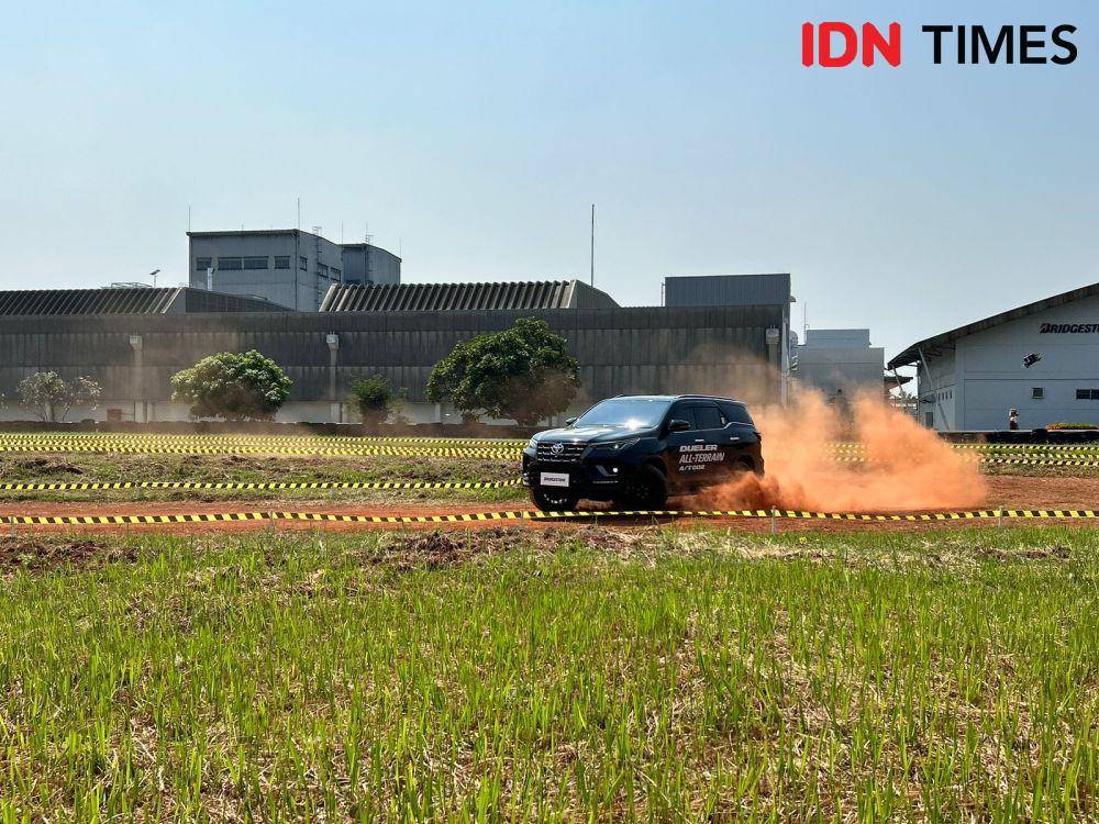 Mengetes ban Bridgestone A/T002 (IDN Times/Fadhliansyah)