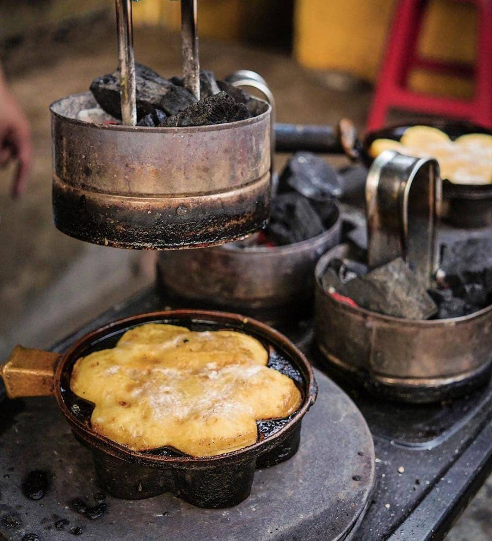 Ilustrasi membuat bingka (instagram.com/kuliner_asiksolo)