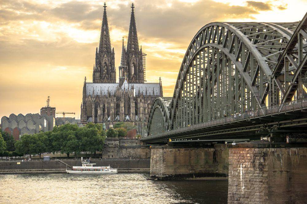 Hohenzollern Bridge, Köln (pixabay.com/JDPhotography)