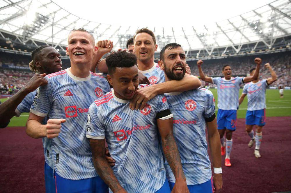 Manchester United merayakan kemenangan tandang di EPL 2021/2022. (premierleague.com)