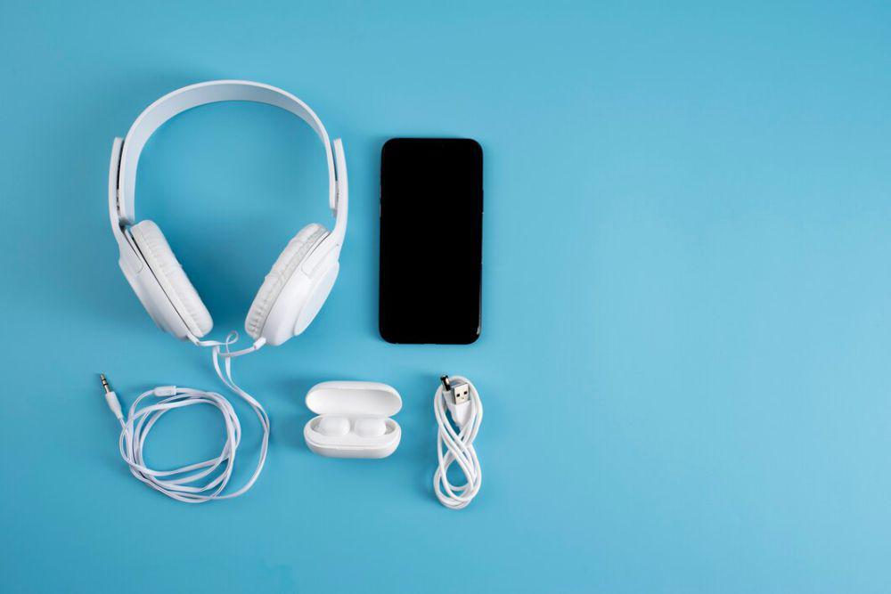 ilustrasi gadget dan aksesorisnya (freepik.com/freepik)