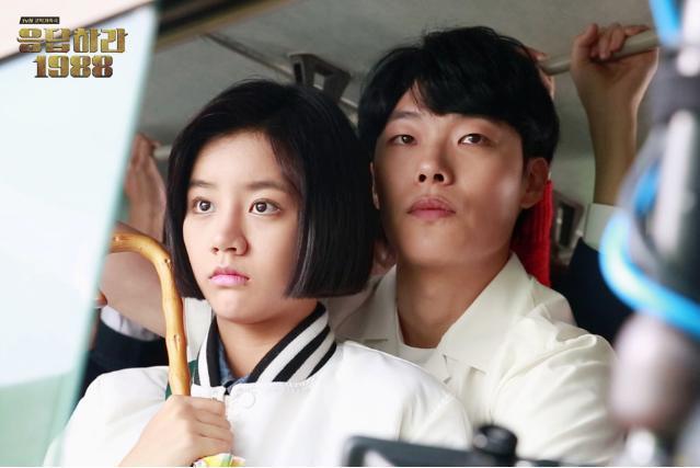 Lee Hyeri dan Ryu Jun Yeol dalam drama Reply 1998 (IMDB)