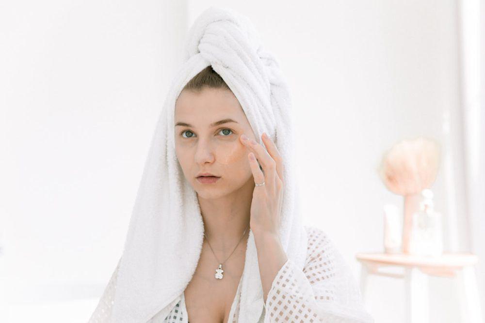 ilustrasi menggunakan retinoid (pexels.com/KATRIN BOLOVTSOVA)